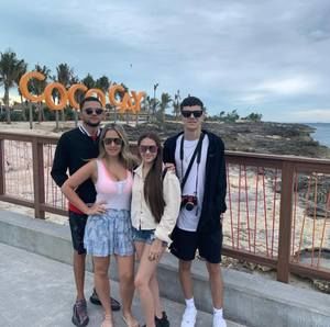 Meet your Posher, Derick e